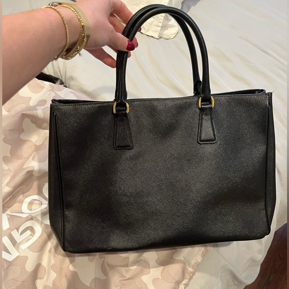 Prada Saffiano Gardner’s Tote Bag 🖤💛 - Picture 4 of 8